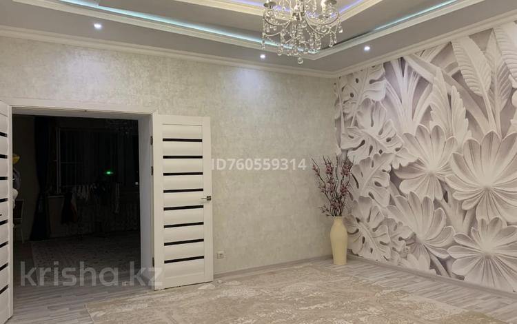 3-комнатная квартира · 120 м² · 5/8 этаж, мкр. Алтын орда, Санкибай батыра 40 — Дина гипермаркет Дару клиника Летный училище за 20 000 〒 в Актобе — фото 2