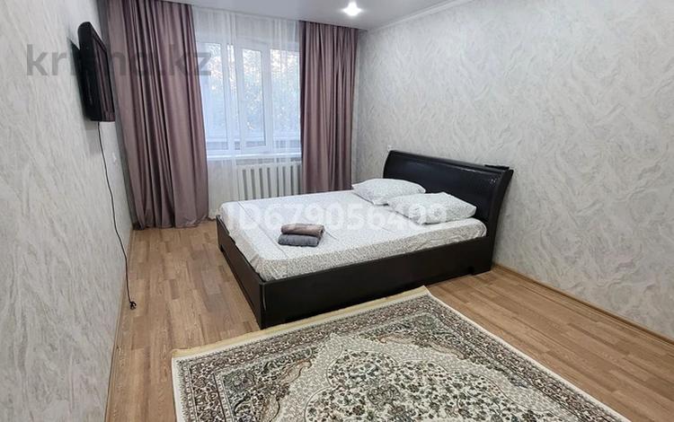 1-комнатная квартира, 40 м², 1/5 этаж посуточно, мкр 8, Абулхаир хана 60/3 — 101 стрелковой бригады за 9 000 〒 в Актобе, мкр 8 — фото 2