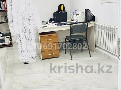 Свободное назначение, офисы, магазины и бутики, склады, салоны красоты, фитнес и спорт, медцентры и аптеки, образование, развлечения, конференц-залы, кабинеты и рабочие места, студии · 16 м² за 65 000 ₸ в Уральске, мкр 4