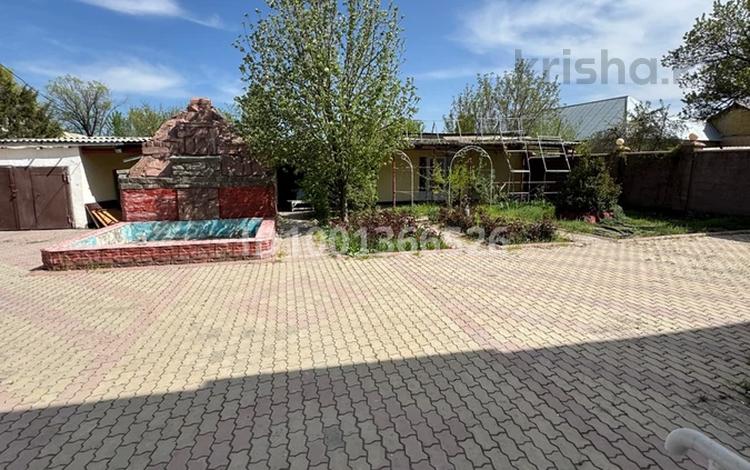 Свободное назначение, офисы, магазины и бутики, склады, азс, автосервисы и автомойки, общепит, салоны красоты, сельское хозяйство, бани, гостиницы и зоны отдыха, фитнес и спорт, медцентры и аптеки, образование, развлечения, конференц-залы, кабинеты и рабочие места, студии · 320 м² за 300 000 〒 в Таразе, мкр Акбулым — фото 3