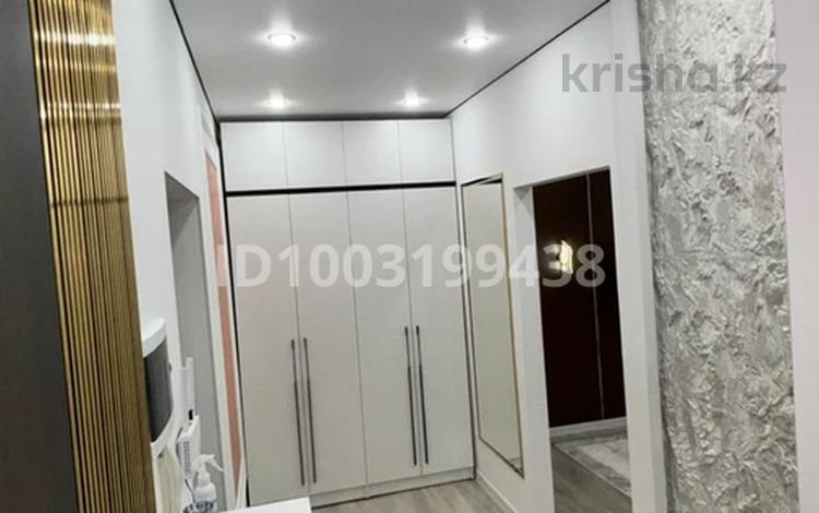 2-комнатная квартира · 55 м², мкр Центральный, Абая 26/2 за 20 000 ₸ в Атырау — фото 2