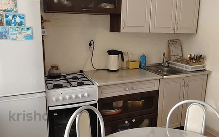 3-комнатная квартира · 62 м² · 5/5 этаж, 6й микрорайон, 6й микрорайон 4 за 19.5 млн 〒 в Караганде, Казыбек би р-н — фото 2