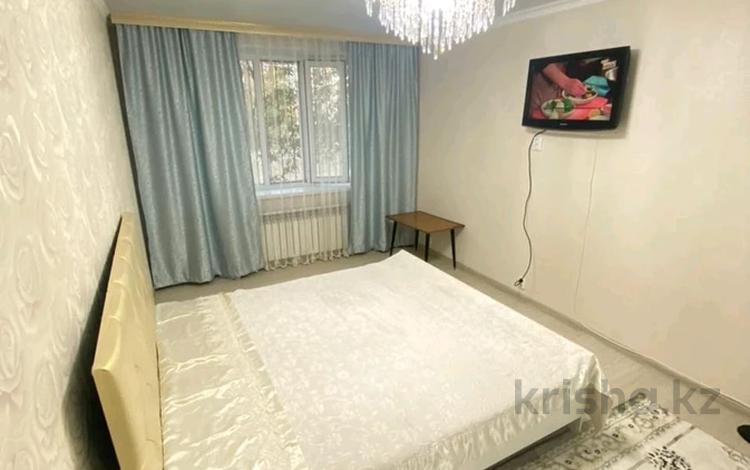 1-комнатная квартира, 35 м², 1/5 этаж посуточно, Улан 6 за 8 000 〒 в Талдыкоргане — фото 2