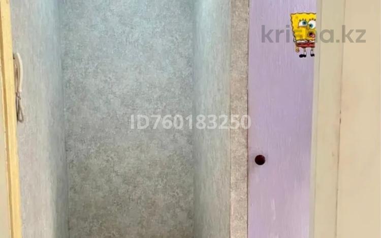 1-комнатная квартира · 31 м² · 3/5 этаж, Майкудук, 15й микрорайон — Квартира находится сзади Сатурна за 100 000 ₸ в Караганде, Алихана Бокейханова р-н — фото 2