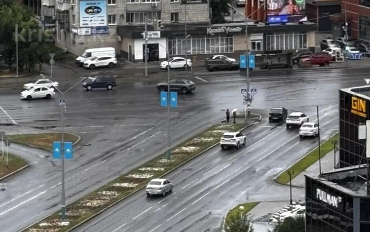 1-комнатная квартира · 49 м² · 13/13 этаж, Тохтарова 57 за 40.9 млн ₸ в Усть-Каменогорске — фото 2
