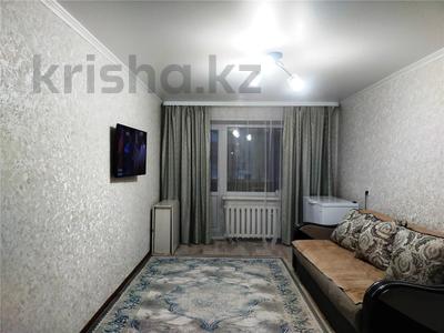 3-комнатная квартира, 60 м², 2/5 этаж, Пришахтинск, 21й микрорайон за 13.5 млн 〒 в Караганде, Алихана Бокейханова р-н