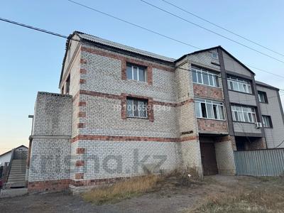 Отдельный дом · 6 комнат · 240 м² · 6 сот., Петренко 62 — 22 микрорайон за 50 млн 〒 в Экибастузе