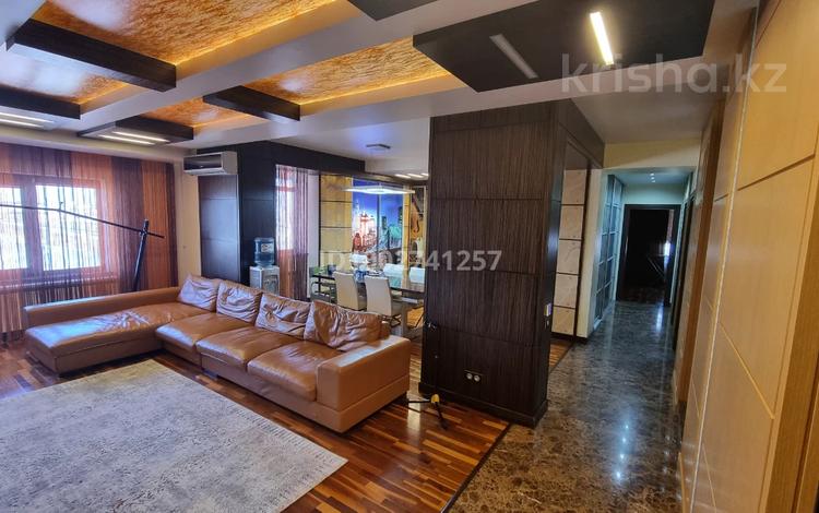 5-комнатная квартира · 190 м² · 9/10 этаж, Шарипова 26 за 1 млн 〒 в Атырау, мкр Жилгородок — фото 2