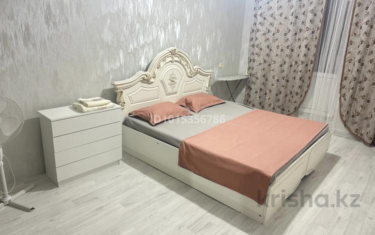 1-комнатная квартира · 50 м² · 2/5 этаж, мкр 5, Абилхайрхан 57 А — Океан остановка - Напротив Нурдаулета - Центр. Стадион - Клиника Айгерим - Воинская Часть - Акимат- Багетто кафе. за 2 000 ₸ в Актобе — фото 2