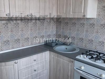 3-комнатная квартира · 54 м² · 2/5 этаж, мкр Строитель, Мирный тупик 7 — Абулхаир хана и Щерса за 140 000 〒 в Уральске