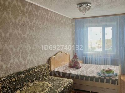 2-комнатная квартира, 48 м², 3/5 этаж посуточно, Мкр. Сатпаева за 8 000 〒 в Балхаше