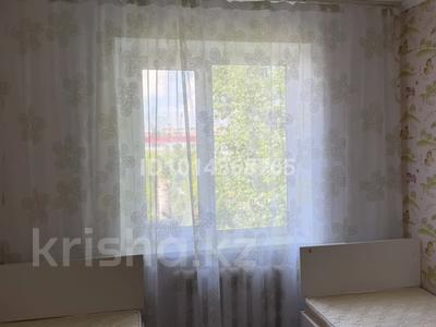 3-бөлмелі пәтер · 65 м² · 5/5 қабат, 4 микрорайон 7 — СОШ 3 , казпочта, бағасы: 200 000 ₸ в Аксае
