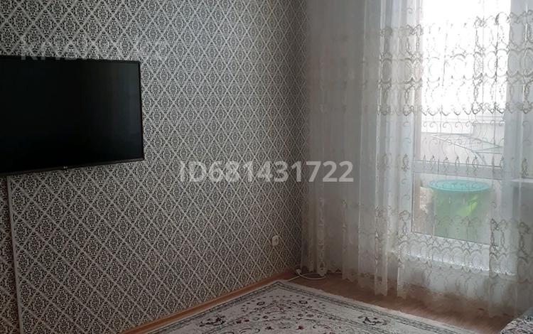 1-бөлмелі пәтер, 39 м², 8/9 қабат, 5 мкр 15, бағасы: 12 млн 〒 в Аксае — фото 2