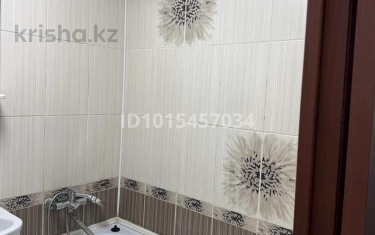 2-комнатная квартира · 43.8 м² · 1/5 этаж, Майкудук, 16й микрорайон 9 — парк, школа 76 за 9.5 млн ₸ в Караганде, Алихана Бокейханова р-н — фото 2