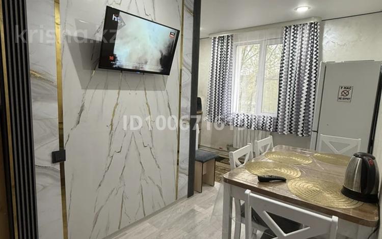 3-комнатная квартира · 70 м² · 2/2 этаж, 342 квартал 24 — улица Силина за 20 000 ₸ в Семее — фото 2