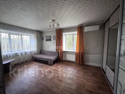 1-комнатная квартира · 32 м² · 4/4 этаж, Косарева за 120 000 ₸ в Усть-Каменогорске, Ульбинский