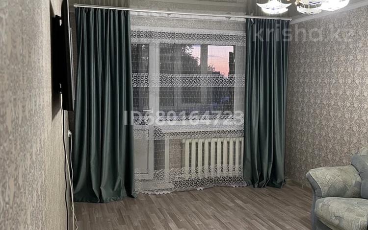 2-комнатная квартира, 50 м², 2/5 этаж посуточно, Республики 43 за 10 000 〒 в Темиртау — фото 2