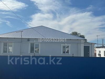 Отдельный дом · 4 комнаты · 115 м² · 1400 сот., Бейбітшілік көшесі 9/2 — Үй шамамен Почтадан кейінгі және мектепке дейінгі көшелердің маңында за 30 млн ₸ в Атырау