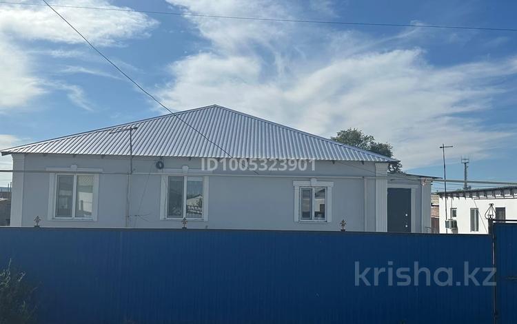 Отдельный дом · 4 комнаты · 115 м² · 1400 сот., Бейбітшілік көшесі 9/2 — Үй шамамен Почтадан кейінгі және мектепке дейінгі көшелердің маңында за 30 млн ₸ в Атырау — фото 2