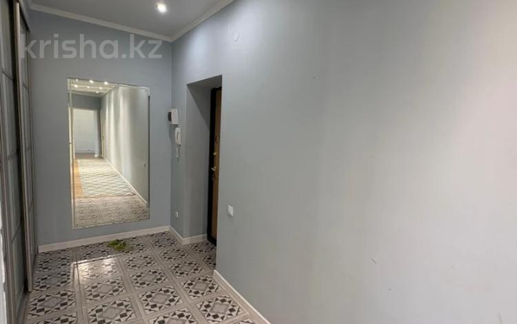 3-комнатная квартира · 90 м² · 5/5 этаж, мкр. Алтын орда, тауелсиздик за 30 млн 〒 в Актобе — фото 2