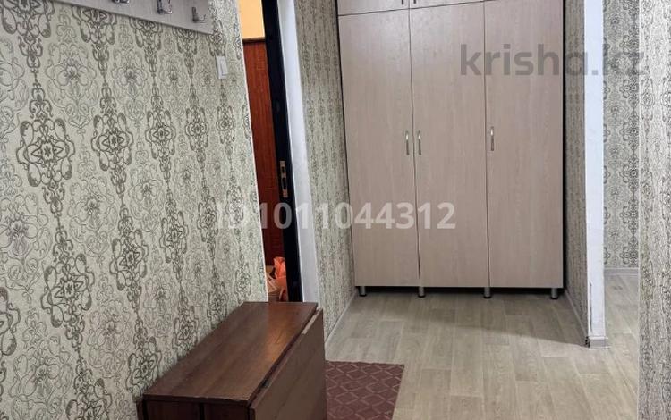 1-комнатная квартира · 43 м² · 1/5 этаж, мкр Юго-Восток, Мкр Степной 4 за 120 000 ₸ в Караганде, Казыбек би р-н — фото 2