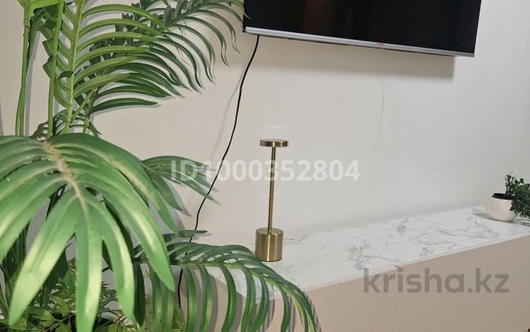 1-комнатная квартира · 55 м² · 2/9 этаж, Вип 8 школа 18 — Вип Абая рядом Сити центр за 10 000 〒 в Уральске — фото 2