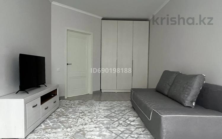 1-комнатная квартира, 50 м², 8/13 этаж помесячно, Есенова 160/3 к3 за 230 000 〒 в Алматы, Жетысуский р-н — фото 10