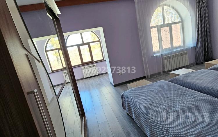 6-комнатная квартира, 220 м², 2 этаж посуточно, Б. Момышулы 1 за 40 000 〒 в Котырбулак — фото 2