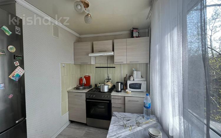 3-бөлмелі пәтер, 56 м², 4/5 қабат, Майкудук, 12й микрорайон, бағасы: 12.5 млн 〒 в Караганде, Алихана Бокейханова р-н — фото 2