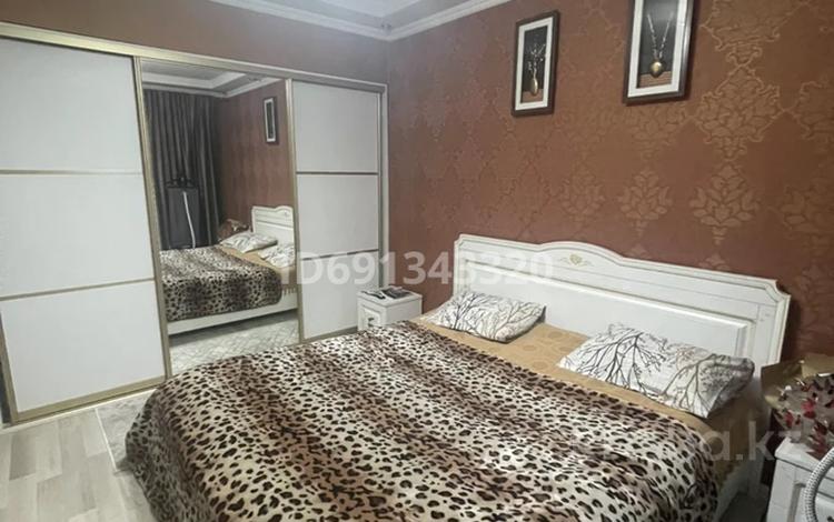3-комнатная квартира, 80 м², 3/4 этаж, казыбек би за 35 млн 〒 в Таразе — фото 2