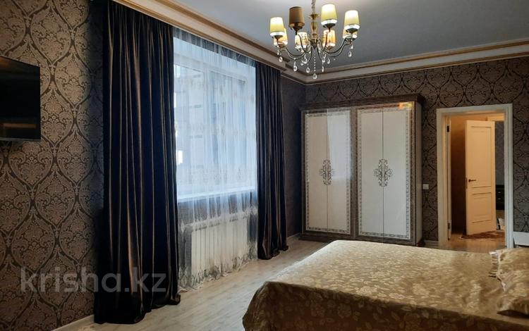 3-комнатная квартира, 130 м², 6/21 этаж помесячно, Аль-Фараби за 750 000 〒 в Алматы, Бостандыкский р-н — фото 2