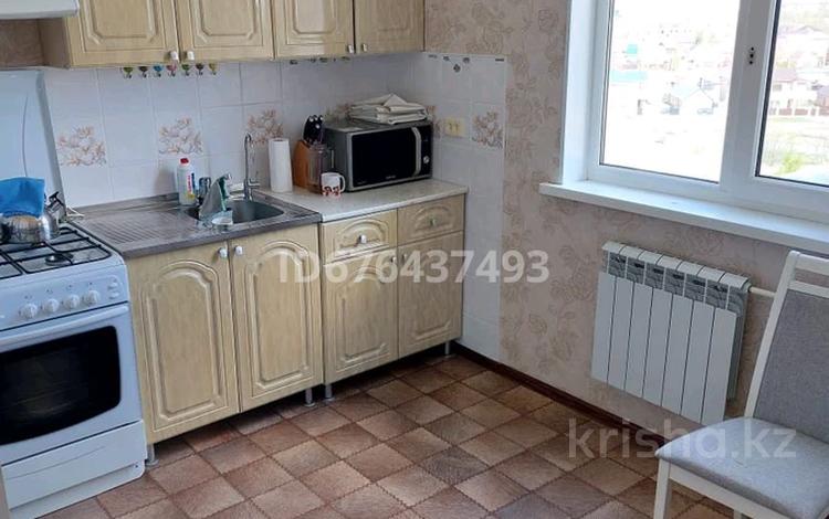 3-комнатная квартира · 70 м² · 8/9 этаж, 5 мкр за 20 млн 〒 в Аксае — фото 2