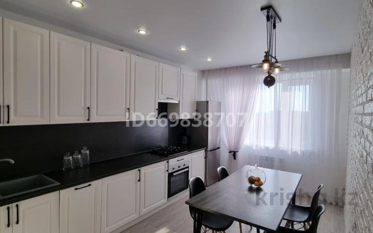 2-бөлмелі пәтер, 70 м², 8/10 қабат ай сайын, Курмангазы 196, бағасы: 300 000 〒 в Уральске — фото 5