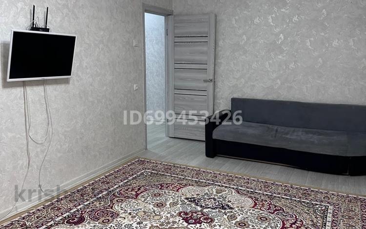 2-бөлмелі пәтер · 60 м² · 3/5 қабат · тәулік бойы, Масина 41, бағасы: 13 000 〒 в Уральске, мкр Школьник — фото 2