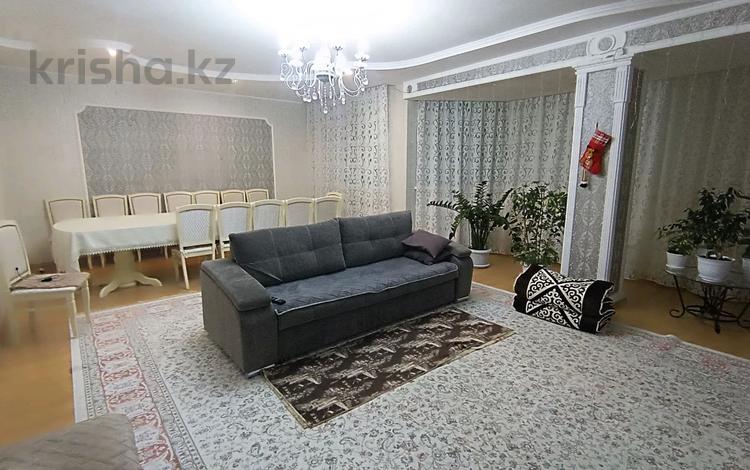 4-комнатная квартира, 214 м², 2/5 этаж, мкр Женис — Женис