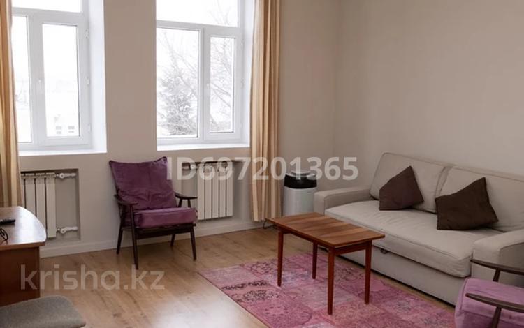 1-комнатная квартира · 42.5 м² · 3/4 этаж, мкр Новый Город, Абая 7 за 220 000 〒 в Караганде, Казыбек би р-н — фото 2