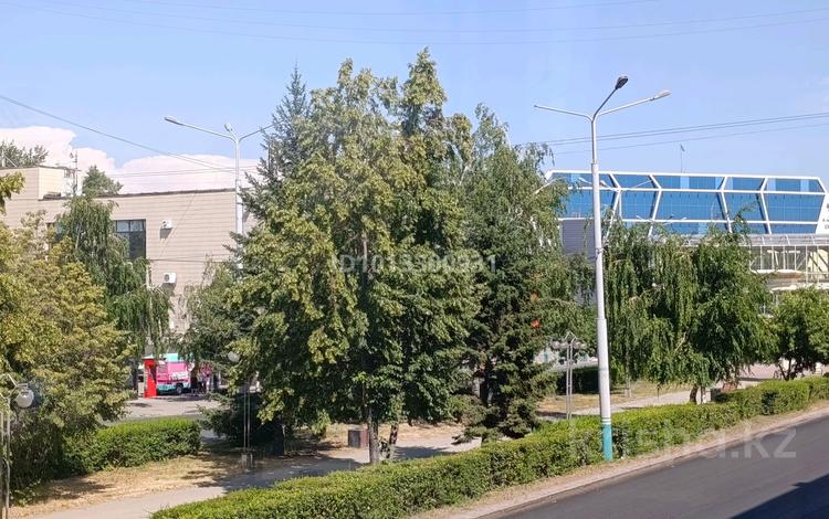 3-комнатная квартира · 56.6 м² · 2/5 этаж, проспект Назарбаева 3 за 22.5 млн ₸ в Усть-Каменогорске, Ульбинский — фото 2