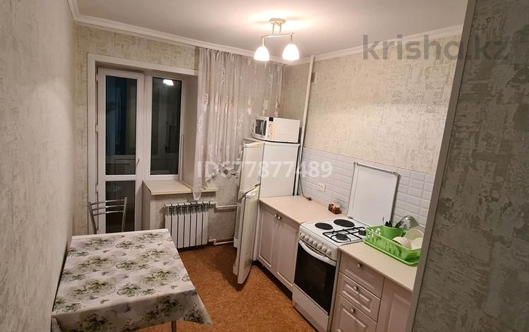 1-комнатная квартира, 38 м², 2/9 этаж помесячно, мкр Юго-Восток, 29й микрорайон 18 — Муканова 18 за 100 000 〒 в Караганде, Казыбек би р-н — фото 2