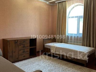 Дом · 8 комнат · 200 м², Комратова 21 за 90 000 〒 в Таразе