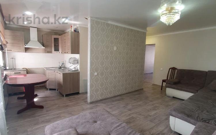 3-комнатная квартира, 63 м², 2/5 этаж, Бухар Жырау 61 за 22.5 млн 〒 в Караганде, Казыбек би р-н — фото 2