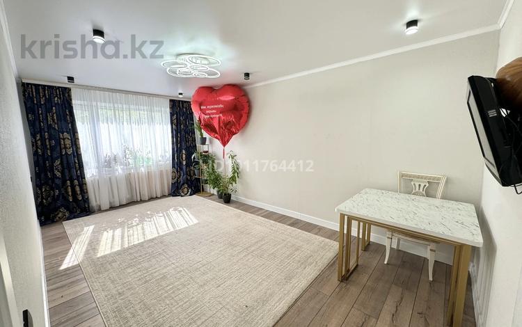 3-комнатная квартира · 63 м² · 2/5 этаж, Майкудук, 15й микрорайон 25 — рядом с магазином Сатурн, напротив супермаркет Оптима, через дорогу кинотеатр Сарыарка, парк Майкудука за 16 млн ₸ в Караганде, Алихана Бокейханова р-н — фото 2
