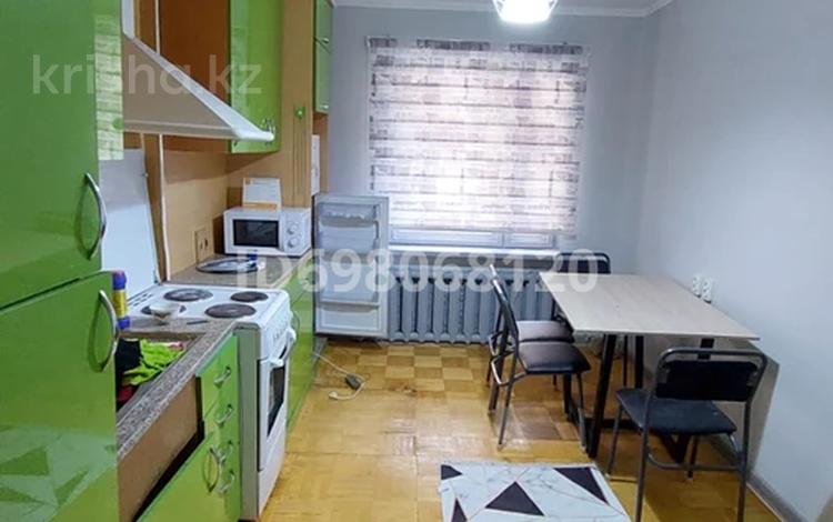 1-бөлмелі пәтер, 45 м², 1/9 қабат тәулік бойы, мкр Самал-2 85 — Бектурова, бағасы: 15 000 〒 в Алматы, Медеуский р-н — фото 2