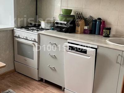 2-бөлмелі пәтер · 44 м² · 2/4 қабат, мкр Михайловка , Сакена сейфуллина 20 — 80 аптека, бағасы: 17 млн ₸ в Караганде, Казыбек би р-н