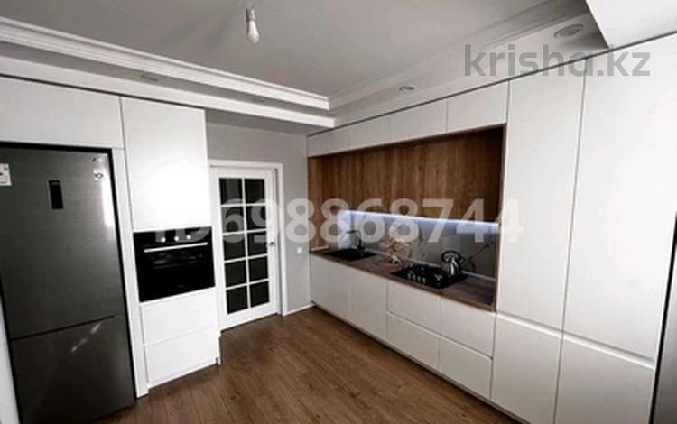 4-бөлмелі пәтер · 110 м² · 4/5 қабат, Алтын орда ш/а. 10Л/1, бағасы: 52 млн ₸ в Актобе, мкр. Алтын орда — фото 2