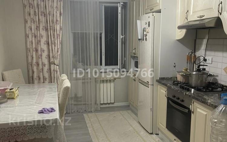 2-комнатная квартира · 74 м² · 5/9 этаж, мкр 12 51 — Квартира находиться в самом центре города имееться стиралка,холодильник,пылесос за 220 000 ₸ в Актобе — фото 2
