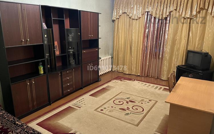 2-комнатная квартира, 60 м², 1/5 этаж помесячно, мкр Север 19 — Сзади Магнума