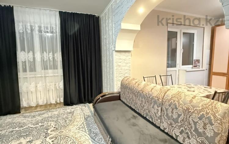 2-бөлмелі пәтер · 63 м² · 5/9 қабат, мкр Атырау, Сары Арка 40, бағасы: 15 000 ₸ — фото 2