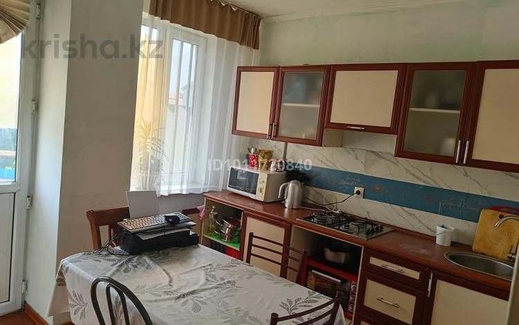 1-комнатная квартира · 40 м² · 5/6 этаж, мкр Кокжиек 13 за 135 000 ₸ в Алматы, Жетысуский р-н — фото 2