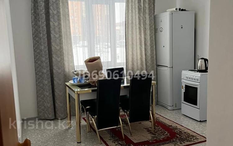 2-комнатная квартира, 61 м², 1/17 этаж помесячно, Горького 8