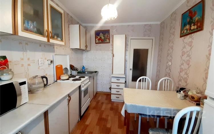 3-комнатная квартира, 60 м², 3/5 этаж, мкр Михайловка , Крылова 60